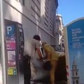 Sporcaccione abbandona rifiuti in pieno centro: redarguito da cittadino modello