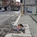 Ad Andria si cammina tra i rifiuti per le strade sporche
