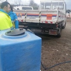 Cisterna d'acqua e coperte per la tendopoli di Via Monte Faraone