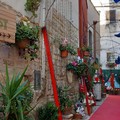 La stradina stretta si rifà il look: questa volta con il colore rosso dell'amore