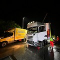 Tir bulgaro finisce contro il guard rail: tangenziale bloccate per alcune ore