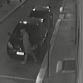 Vandalismo in pieno centro. Ma una telecamera riprende tutto