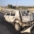 Auto in fiamme sull'Andria Barletta: conducente rimane illeso con l'auto avvolta dal fuoco