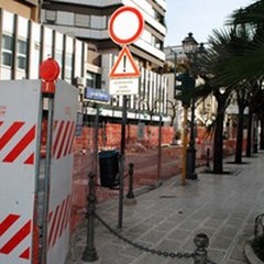 Continuano i lavori in via De Gasperi anche di Domenica