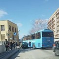 Autobus della STP si incastra con una Panda in via Milite Ignoto