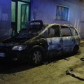 Auto in fiamme in via Lussemburgo: panico tra i residenti