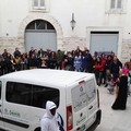 “Vite in ballo” consegna un furgone ai volontari di “Santa Maria Goretti”