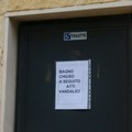 «Bagno chiuso a seguito di atti vandalici» al "Monumento " ed in villa comunale