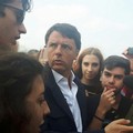 Angelo Frisardi consegna una missiva al segretario del PD, Matteo Renzi