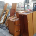 Suppellettili abbandonate per strada: accade (davvero) in via Carmine