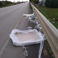 Tangenziale di Andria invasa da decine di contenitori di plastica caduti da un camion in transito