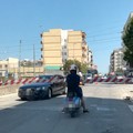 Automobile tra le sbarre del passaggio a livello in via Barletta