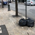 Ritardi nella raccolta rifiuti in via De Gasperi, la segnalazione dei residenti