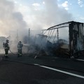 Semirimorchio di un camion in fiamme sulla A14 tra Canosa e Andria