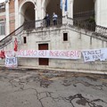 Sciopero generale dei lavoratori dell'AndriaMultiservice davanti a Palazzo di Città