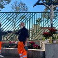 Un tocco floreale al Crocifisso nei pressi del Cimitero, bel gesto di due cittadini andriesi