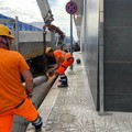 Via libera a carrozzelle e passeggini, un palo finalmente se ne va