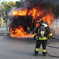 Fiamme divorano un furgone: minuti di paura in viale Gramsci