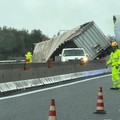 Mezzo pesante si ribalta sull’A14: tratto chiuso tra Canosa e Andria