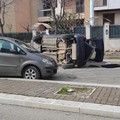 Tre persone ferite in uno scontro frontale tra due auto su via Appiani