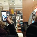 Avvistato Renato Zero in negozio di abbigliamento: folla di curiosi in cerca di selfie