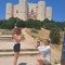 Un amore da favola a Castel del Monte: la romantica proposta di matrimonio del turista olandese