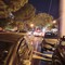 Parcheggio selvaggio su viale Gramsci: autovetture invadono marciapiedi e pista ciclabile