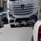 Scontro tra bici elettrica e camion in centro a Andria: un 65enne in codice rosso