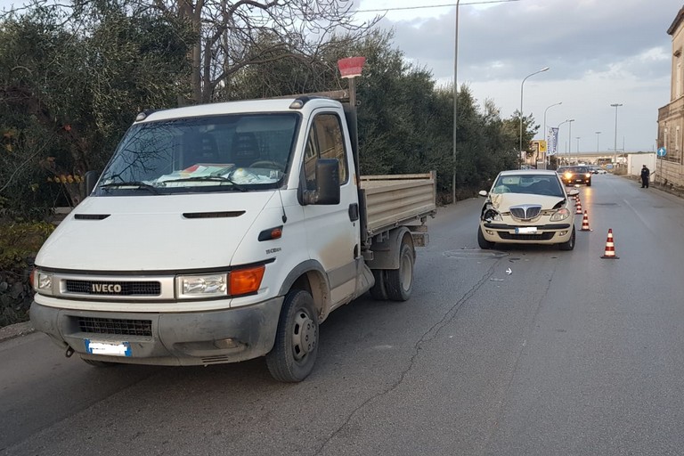 Incidente stradale con feriti su via Trani