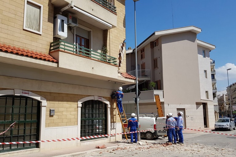 Cavi della luce divelti a causa di un camion in via Milite Ignoto