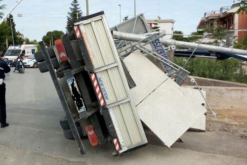 Camion ribaltato sulla ferrovia