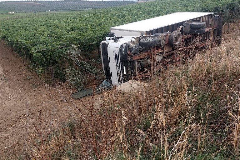 Camion Iveco Eurocargo finisce dentro un burrone e l'autista fugge