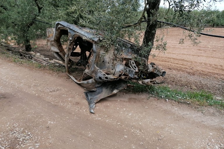 auto cannibalizzata recuperata nelle campagne di Andria