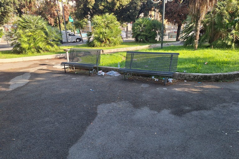 Cartacce e bottigliette "adornano" le panchine di piazza Unità d'Italia