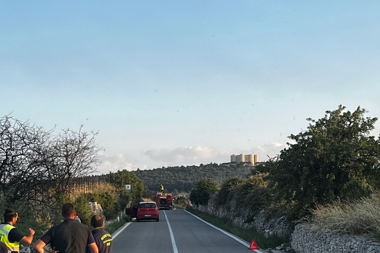 Automezzo prende fuoco sulla strada che porta a Castel del Monte