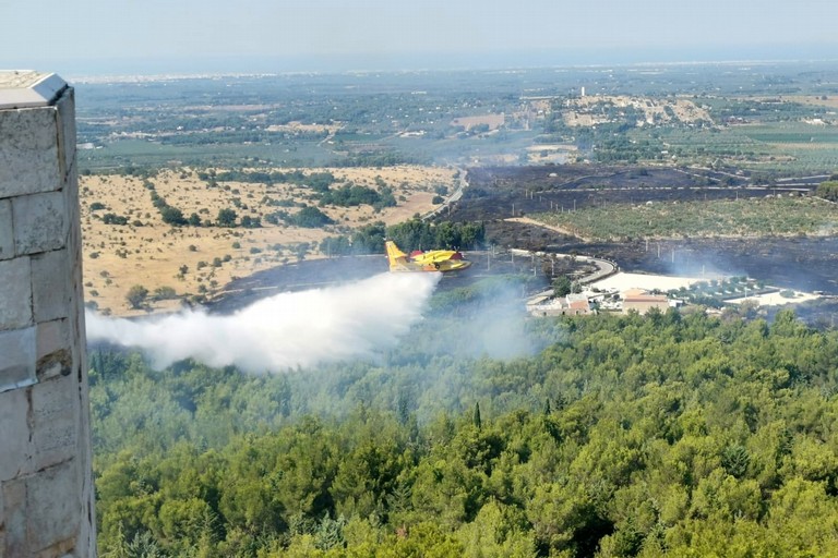 Incendio a Castel del Monte: nessun danno al maniero ma compromessa la linea elettrica