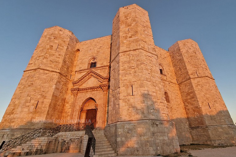 Castel del Monte all'alba. <span>Foto Ida Vinella</span>