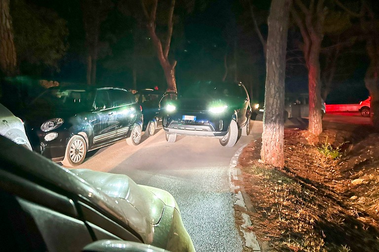 Castello senza illuminazione e con le auto parcheggiate ai margini