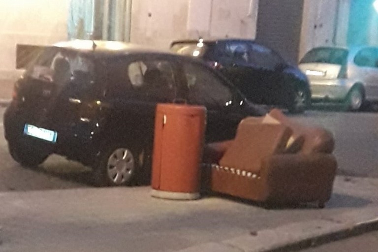 abbandono di rifiuti in via Annunziata