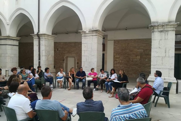 manifestazione presso il chiostro di San Francesco