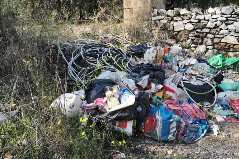 Via Macchie di rose, una strada impraticabile occupata da rifiuti di ogni genere