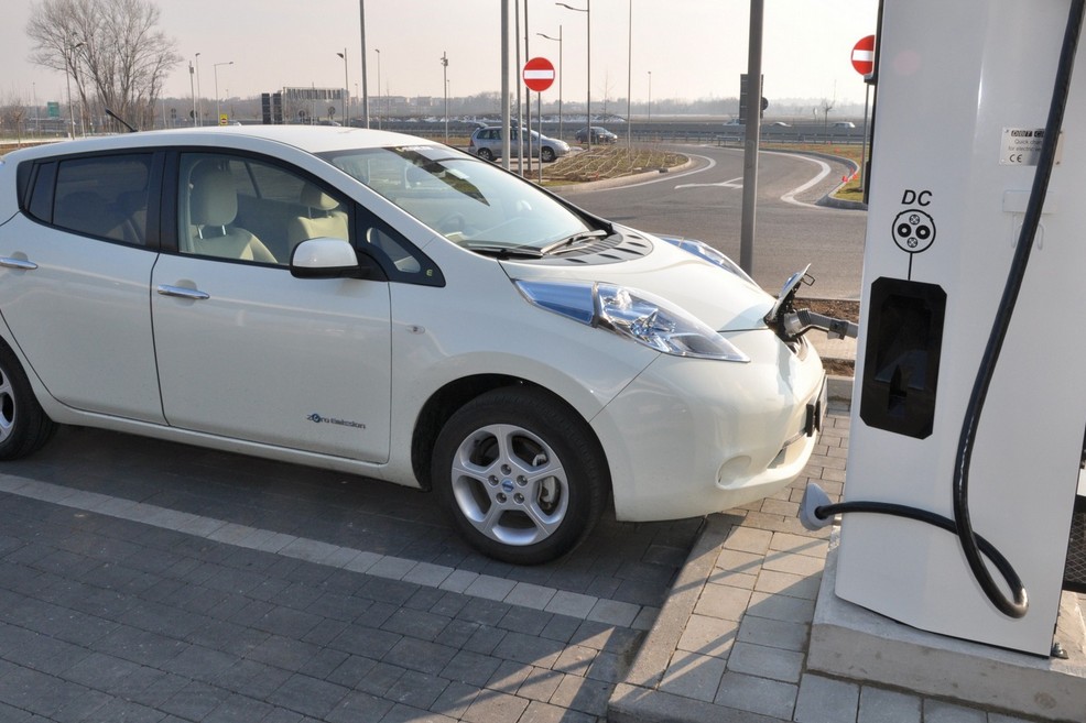 colonnine per la ricarica delle auto elettriche