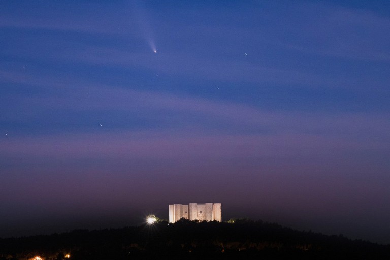 La cometa C/2023 A3 Tsuchinshan-ATLAS su Castel del Monte. <span>Foto Vittorio Quinto</span>