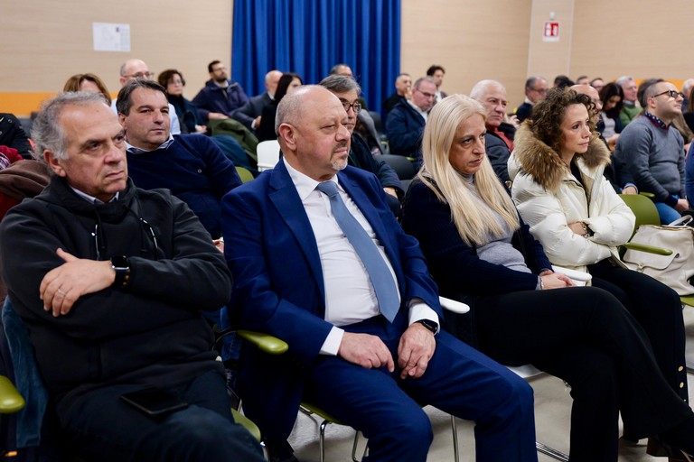 Il presidente Emiliano alla consegna dei diplomi di ringraziamento per gli operatori del NIRS