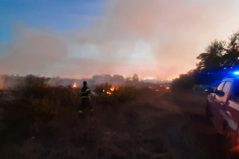 Incendio sulla sx sp 231, direzione Corato nella zona industriale di Andria