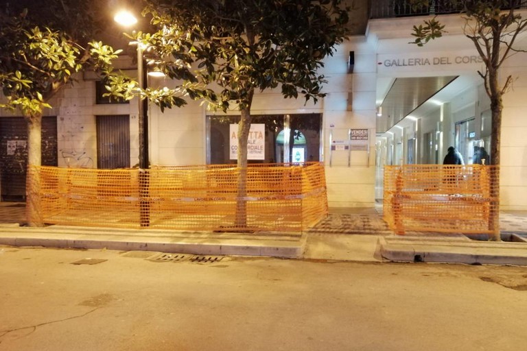 marciapiedi sconnessi su corso Cavour