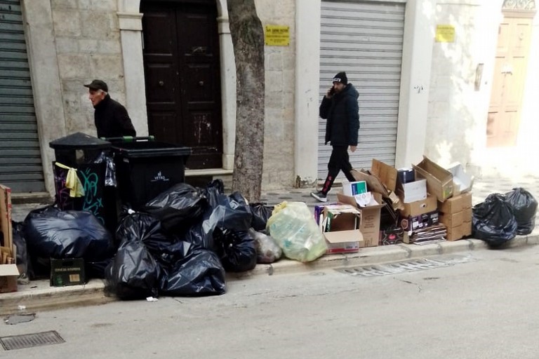 corso Cavour assediata dai rifiuti