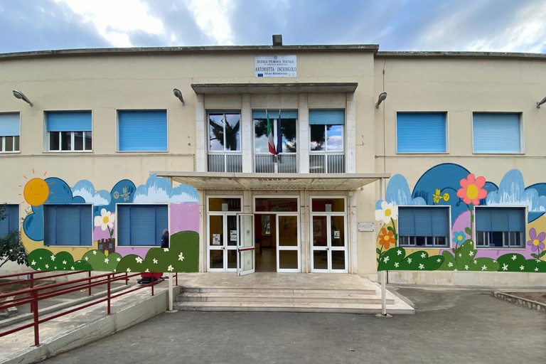 murale floreale all'istituto scolastico 