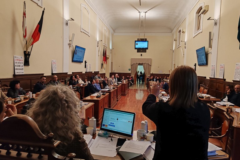 Il Consiglio comunale approva gli odg urgenti sulla crisi del comparto olivicolo e dell'autotrasporto