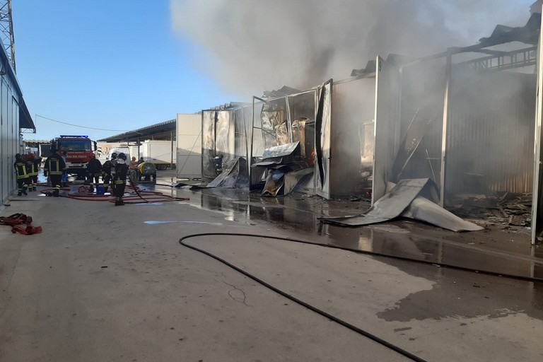grosso incendio in un'autorimessa